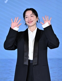 [포토]전도연, 반가운 손인사로!