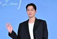 [포토]손인사 건네는 조인성