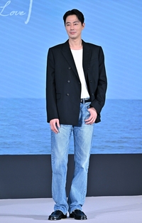 [포토]조인성, 환상적 비율 뽐내며