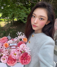 '누가 꽃이야?'... 뉴진스 해린, 꽃다발 안은 인형 미모 - 뉴스 썸네일 이미지