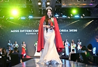 [포토]위너 우승 퍼레이드 하는 김아인