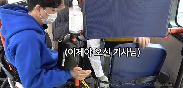 역무원이 탑승을 돕는 장면