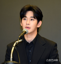 ‘시상식 복귀’ 김수현, 김세의 법적분쟁 현 상황은… “국민참여재판 원해”