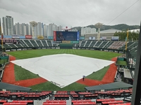 롯데 vs LG ‘엘롯라시코’, 하늘이 막았다…아침부터 쏟아진 비→결국 ‘우천 취소’ [SS사직in]