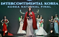 [포토]위너 우승 퍼레이드 하는 김아인