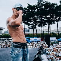 ‘어마어마한 빨래판 복근’...션, 81.5km 달리고 무대서 공개한 ‘압도적 복근’
