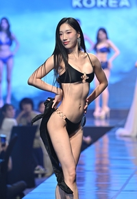 [포토]미스 인터콘티넨탈 코리아, 수영복 자태 뽐내는 최민주