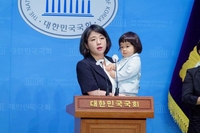 아기 안고 국회 왔던 ‘엄마 의원’…용혜인, 36세 장관 후보자로