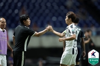 송민규 떠났지만 4연승 ‘여전히 독주’ 서울, 2명 퇴장 당한 광주 5-2 잡고 16점 차 선두 ‘더 벌어졌다’[현장리뷰]