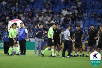 “김대용 주심 왜 VAR 안 했나” 또 판정 논란 중심…‘격분’ 인천벌 아수라장 [SS현장]