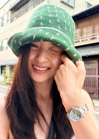 “우산 하나 들었을 뿐인데 청춘 영화 뚝딱”…배우 김태리, 길거리 찢어놓은 눈부신 싱그러움