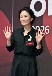 [포토]박경림, 반가운 손인사로