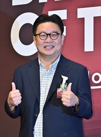 [포토]포즈 취하는 서경덕 교수