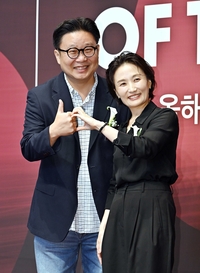 [포토]함께 포즈 취하는 서경덕 교수와 박경림