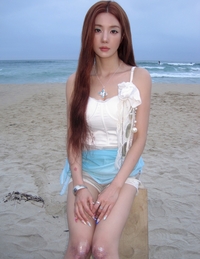 워터밤에서 사라졌던 ‘워터밤 여신’ 권은비, 해변서 뽐낸 몽환적 자태