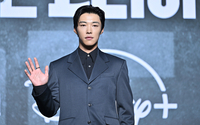 [포토] 우도환 ‘시크한 손인사’