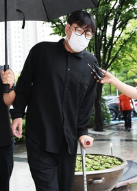 ‘도박·음주운전 664회’ 이진호, 목발 짚고 등장…재판부 “반성해서 양형”