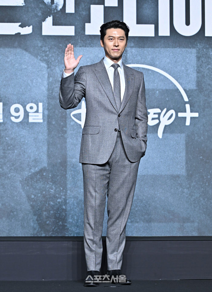 [포토] 현빈 ‘미소 가득한 손인사’