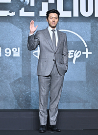 [포토] 현빈 ‘미소 가득한 손인사’