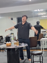 ‘스크린 신스틸러’ 지대한, 고향 부산서 연극 귀환…“가장 먼저 와서 가장 늦게까지 연습”