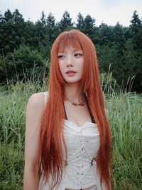 권은비 이런 모습은 처음, 오렌지빛 헤어로 뽐낸 색다른 아우라
