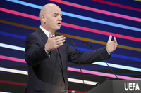UEFA, 인판티노 몰아내기로 작정했다…형사 고발, FIFA도 곧바로 반격 ‘난타전’