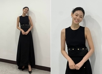 “등신대 훔쳐가지 마세요” 설현, 원조 ‘등신대 여신’…10년 지나도 여전하네
