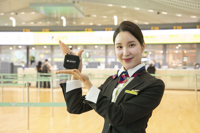 청바지 유니폼의 변신…진에어, 업사이클링 키링 선봬