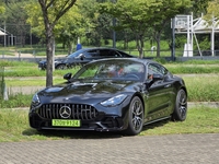 두려움 없는 질주, 르세라핌 ‘피어리스’의 스피드를 체화한 메르세데스-AMG GT 43 시승기 [원성윤의 가요타요]