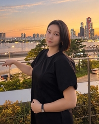 D라인 조심스레 감싸 쥔 손...비연예인 남편과 결혼한 김옥빈, 깜짝 임신 고백