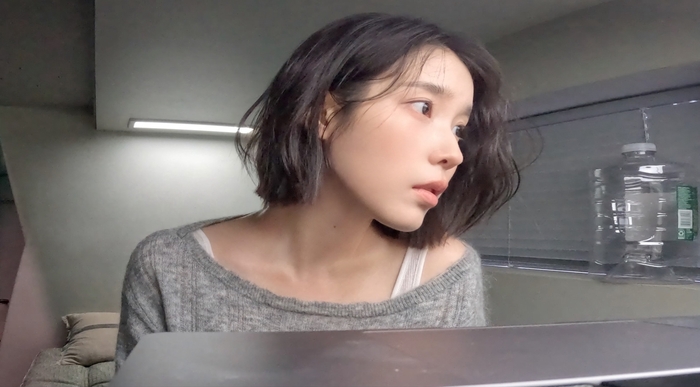 4년 사랑 끝낸 ‘이 별로부터’ 아이유…신곡 가사가 묘하다 “사랑이 시작된 순간”