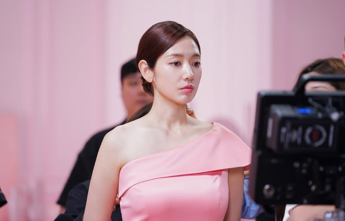 ‘시청률·가정’ 다 잡은 박신혜…이번엔 우아한 핑크빛 ‘D라인’ 품는다