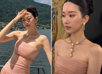 여름의 끝자락 마주한 문가영, 핑크빛 튜브톱 드레스로 뽐낸 독보적 우아함