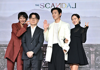 [포토] 포토타임 갖는 ‘스캔들’ 감독과 배우들
