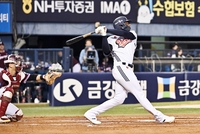 [포토]시즌 2호 홈런 넘기는 두산 세베리노
