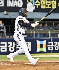 [포토]3타점 기록하는 두산 세베리노
