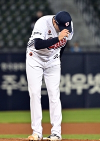 [포토]데비이슨에게 사과하는 이영하