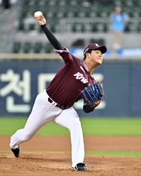 [포토]힘차게 공 뿌리는 키움 선발 박준현