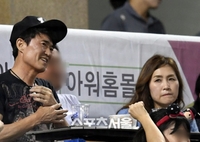“방송 나오지 마” 홍서범·조갑경, 여론 싸늘…대법원도 前며느리 손 들어줬다