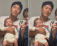 “유전자 진짜 대박” 이시언, 4개월 아들 공개에 난리…아빠 판박이