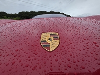 빗속을 가르는 카민 레드 순수 전기 SUV, 포르쉐 마칸 GTS 시승기 [원성윤의 가요타요]