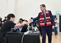 [포토]취재진과 일일이 악수 나누는 모레노 감독