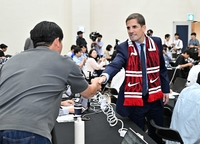 [포토]취재진과 인사 나누는 모레노 감독