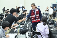 [포토]기자회견장 돌며 악수 나누는 모레노 감독