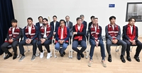 [포토]모레노 임시감독의 기자회견을 지켜보는 코칭스태프