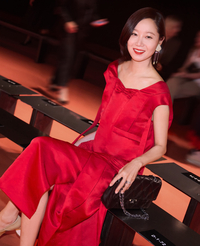 “킹피셔 in Red”... 공효진, 뉴욕 패션위크서 레드퀸의 독보적 아우라