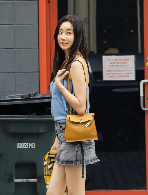 48세 나이 믿기지 않는 압도적 각선미…김사랑, 뉴욕 여행 중 포착된 완벽 몸매에…‘들썩’