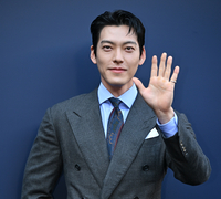 [포토] 김우빈 ‘미소 가득한 손인사’