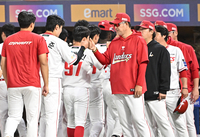 [포토]고명준과 하이파이브를 나누는 SSG 이숭용 감독