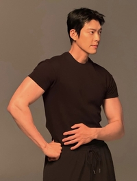 “20명 신인과 전부 1:1 식사”…김우빈, 촬영장서 포착된 남다른 후배 사랑
